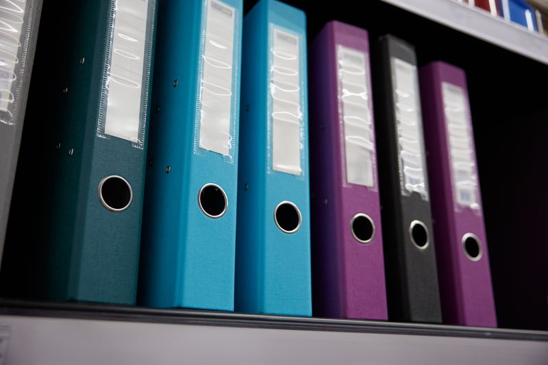 Rayonnage de classeurs de bureau colorés destinés à la numérisation